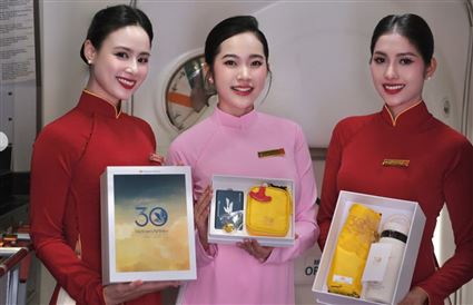 TÁI HIỆN LỊCH SỬ ĐỒNG PHỤC VIETNAM AIRLINES TRÊN CHUYẾN BAY ĐẶC BIỆT